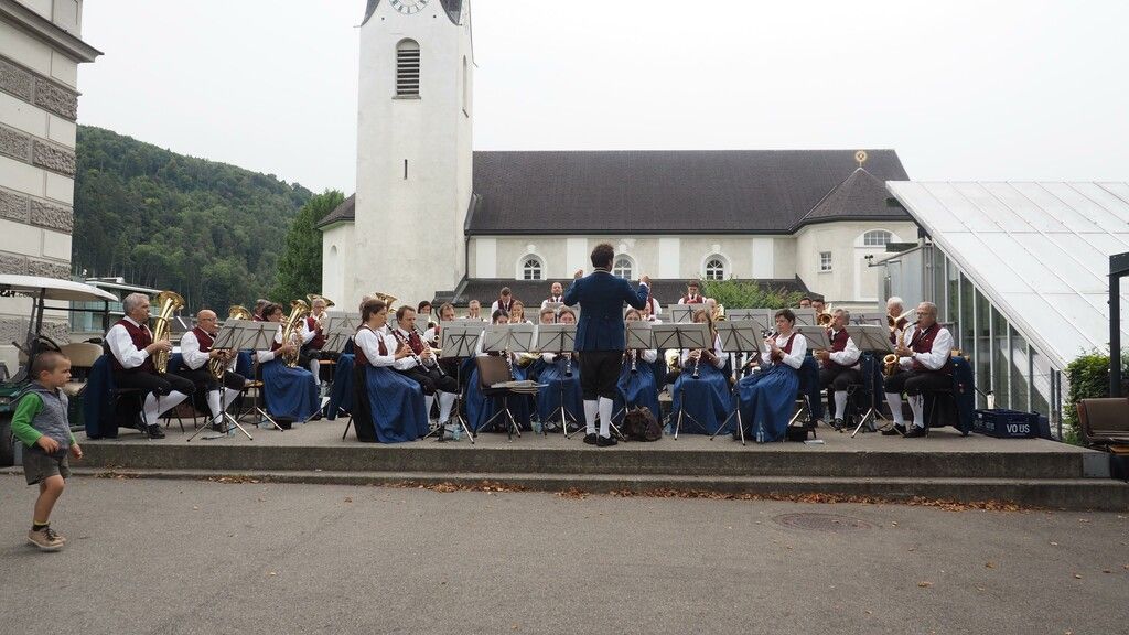 Mit Pauke und Polka zum neuen Pfarrsaal
