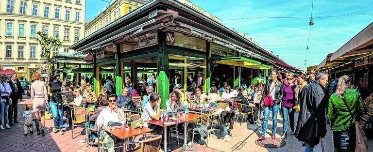 Der Naschmarkt ist sowohl für Touristen als auch Einheimische ein beliebter Treffpunkt.