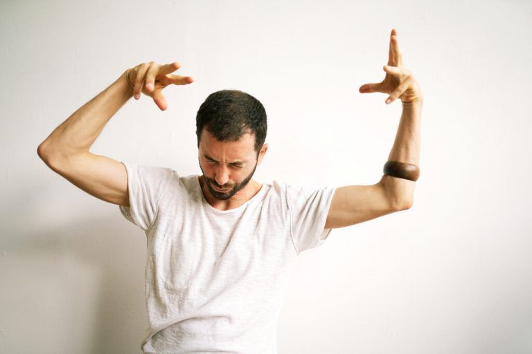 Der österrereichische Performer, Tänzer, Choreograf und Musiker Simon Mayer in Aktion.franzi kreis