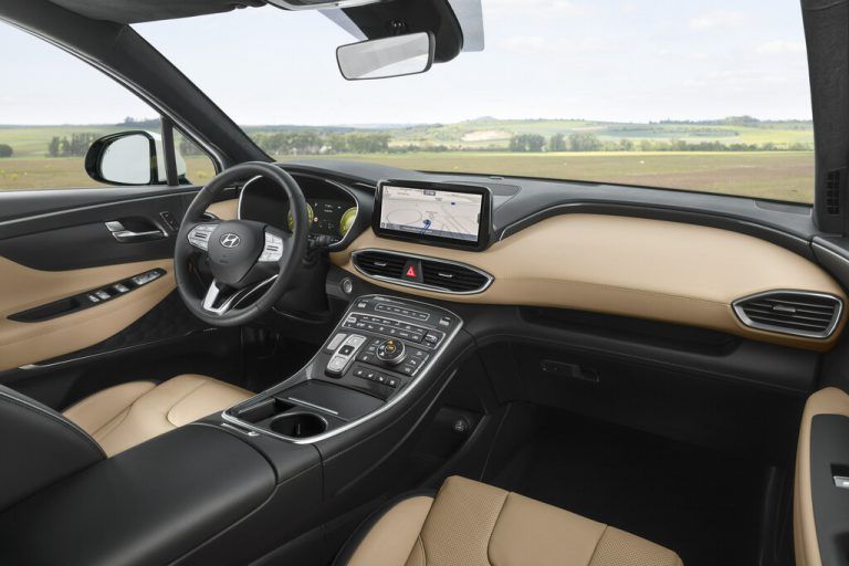 Die breite Mittelkonsole schafft Platz für Regler sowie Ablagen, auch Distanz zwischen Fahrer und Beifahrer.