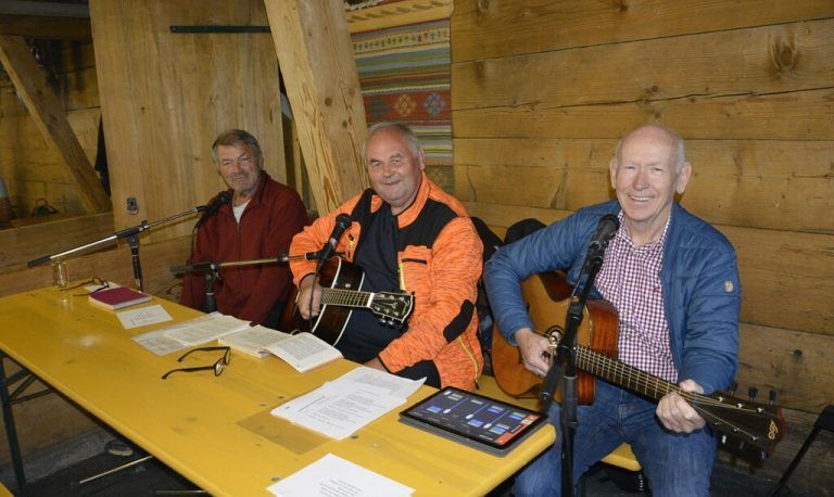 Die „Drei Freunde“ begleiteten den Gottesdienst musikalisch. Im Anschluss sorgten sie beim geselligen Teil für Unterhaltung.