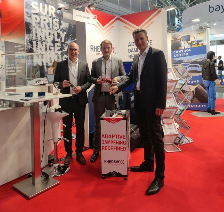 Die Geschäftsführung von XeelTech präsentiert ihre Weltneuheit auf der IAA Mobility: Stefan Battlogg (CEO), Philipp Sachs (COO) und Josef Brandmayr (CEO). xeeltech