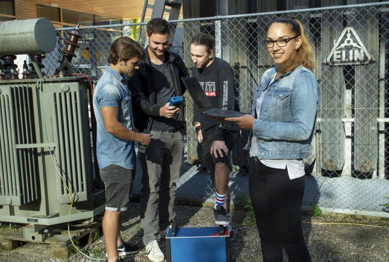 Die Mitarbeiter von Omicron im Hauptquartier Klaus und weltweit entwickeln Lösungen, um Energiesysteme sicherer zu gestalten. FA