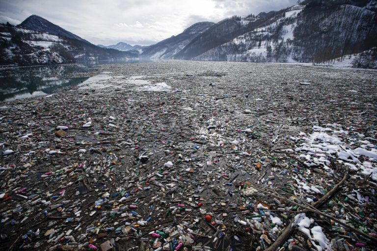 Die Problematik der Plastikflut ist weltweit zu sehen: Anfang 2021 gelangte der Müll aus Deponien und verunreinigte den Potpec-Akkumulationssee in Serbien. AP