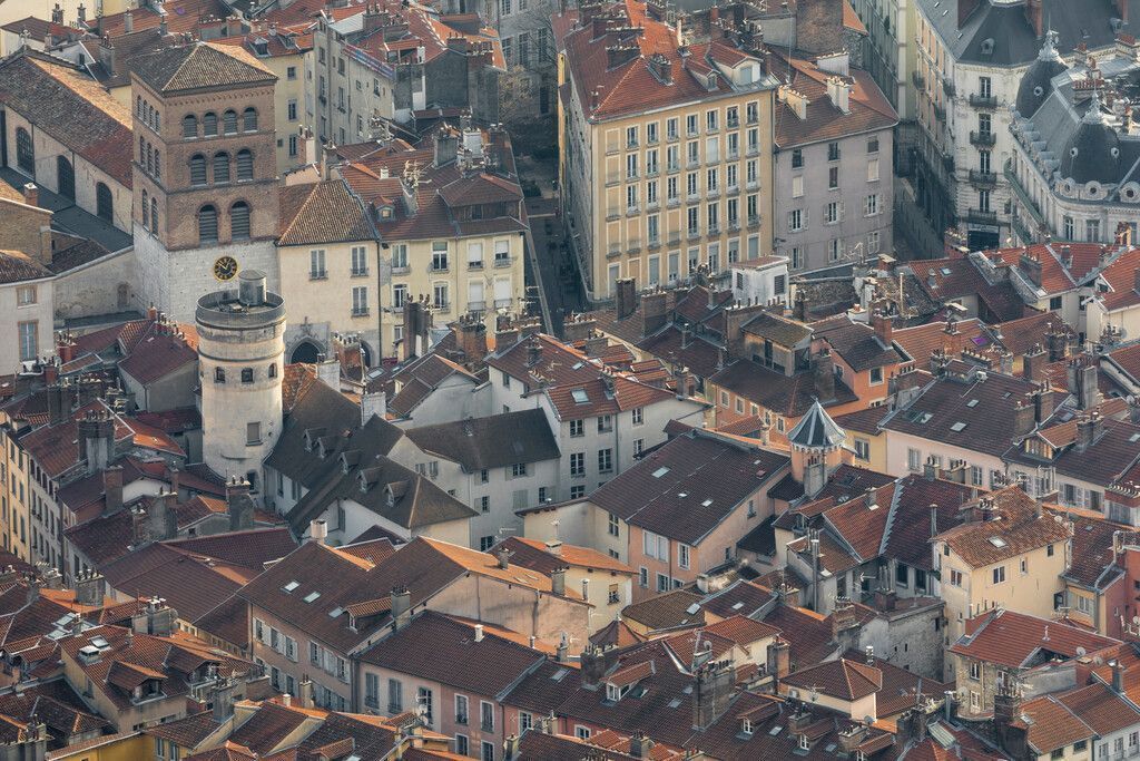 „Roofpedia“ findet neue Grün- und Solardächer