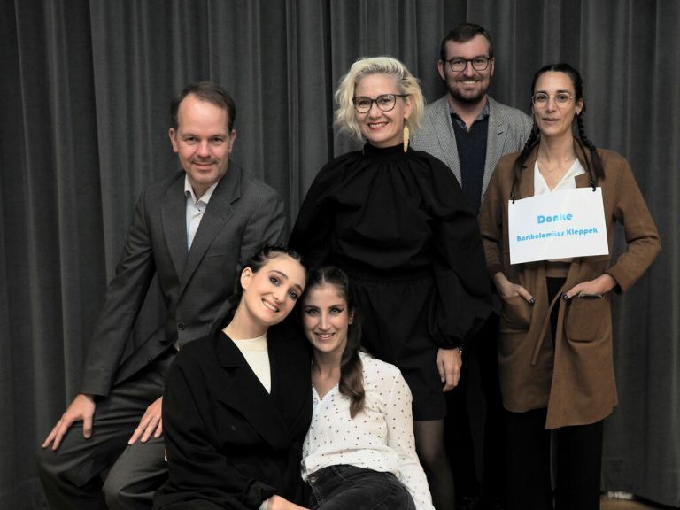 Dramaturg Ralph Blase, Schauspielerinnen Maria Lisa Huber und Silvia Salzmann, Regisseurin Birgit Schreyer Duarte, Regieassistenz Michael Wilhelmer und Marina Deronja (Bühne und Kostüm). sie