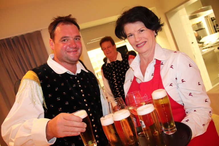 <p class="caption">„Eine Runde für die Musik“: Simon Gmeiner mit Christine Tauber.</p><p class="caption"/>