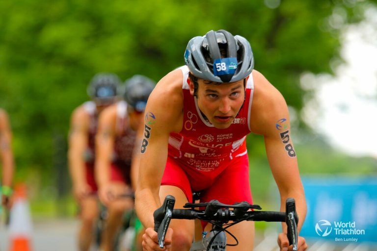 Leon Pauger zeigt in Hamburg mit Topmarke am Rad auf. »C7