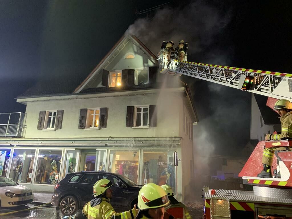 Feuerwerksbatterie setzte in Dornbirner Marktstraße Dachstuhl in Brand. »A10