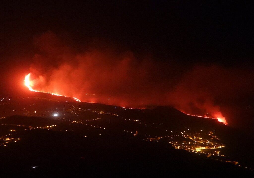 Die glühende Lava auf der Kanareninsel La Palma ergießt sich ins Meer. »D10