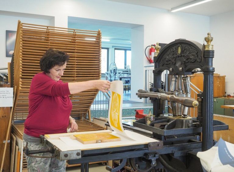 Gabi Jörger aus Gurtis schnitzt kunstvolle Motive in ihre Holzplatten. Die werden dann mit Farbe eingepinselt, um die Motive seitenverkehrt aufs Papier zu drucken. 