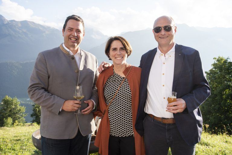 Geschäftsführer von Montafon Tourismus, Manuel Bitschnau (l.), begrüßte den Verleger der Neuen Fricktaler Zeitung, Walter Herzog, und seine Frau Carmela.