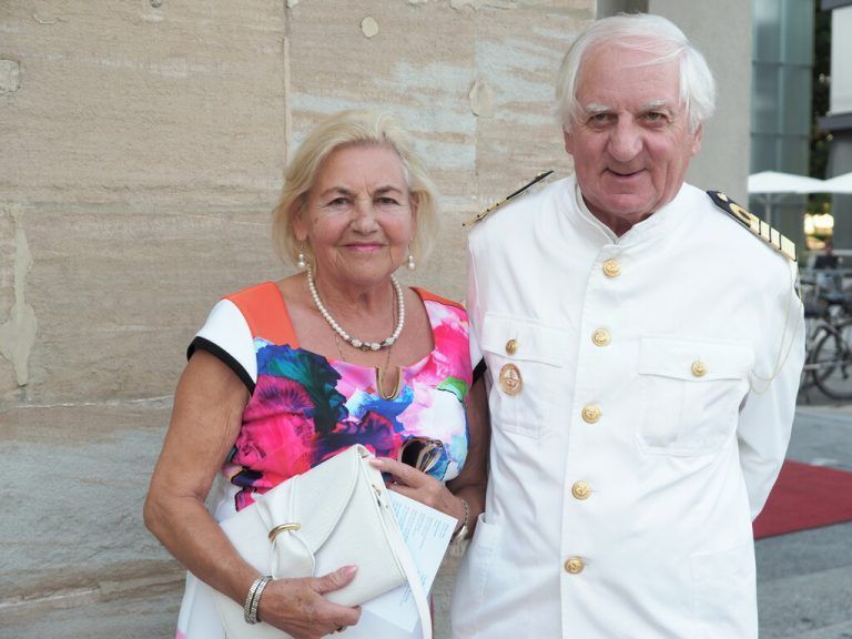 Herma Hehle mit Fregattenkapitän Klaus Rubner.