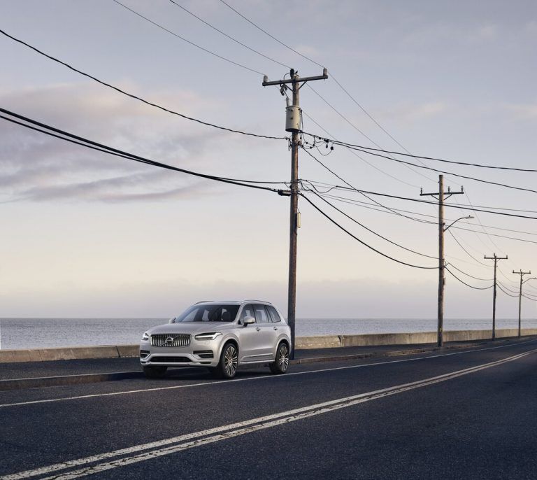 In der Größenklasse des Volvo XC90 sind Diesel (235 PS) noch nicht ganz passé, alternativ gibt‘s eine Plug-in-Hybrid-Motorisierung mit 390 PS Systemleistung.