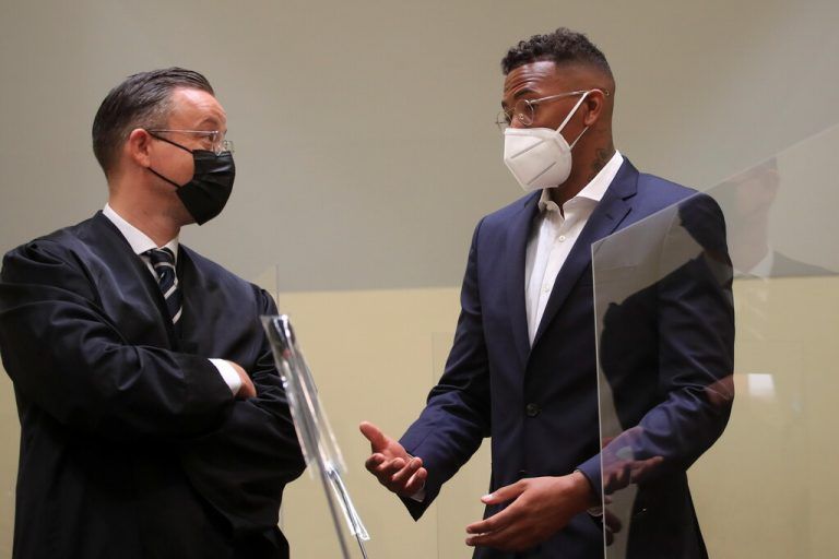 Jérôme Boateng (im Bild mit seinem Anwalt Kai Walden) stand am Donnerstag vor dem Münchner Amtsgericht. Reuters