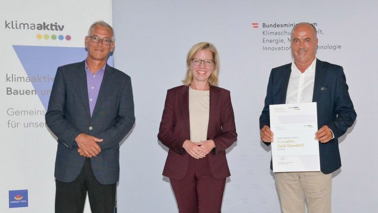 Josef Burtscher vom Energieinstitut Vorarlberg, Klimaschutzministerin Leonore Gewessler und Bürgermeister Herbert Sparr bei der Übergabe der Auszeichnung.