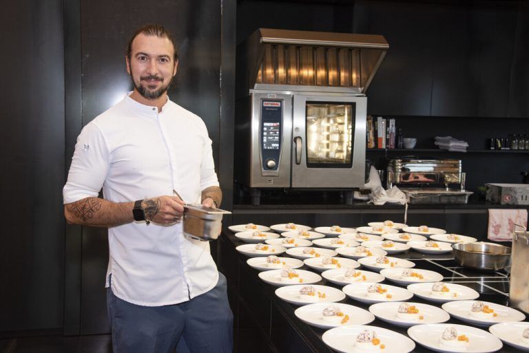 Koch Thomas Carvalho de Sousa zauberte in der Schauküche ein Vier-Gänge-Menü.<span class="copyright">VN/JUN</span>