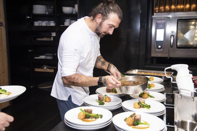 Koch Thomas Carvalho de Sousa zauberte in der Schauküche ein Vier-Gänge-Menü.<span class="copyright">VN/JUN</span>