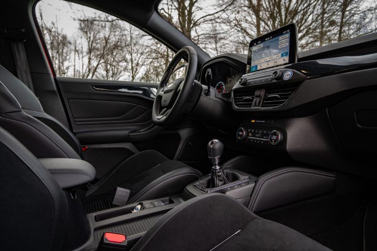 Kommandozentrale im Ford-Stil, mit klar angeordneter Instrumentierung.