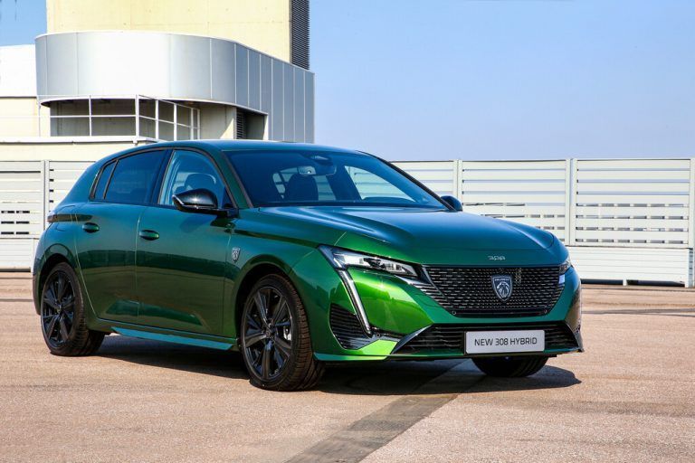 Kompakt-Peugeot: An der Front trägt der 308er nun das Säbelzahntiger-Styling. Am Heck prangt das typische Löwenkrallen-Design der Rückleuchten.