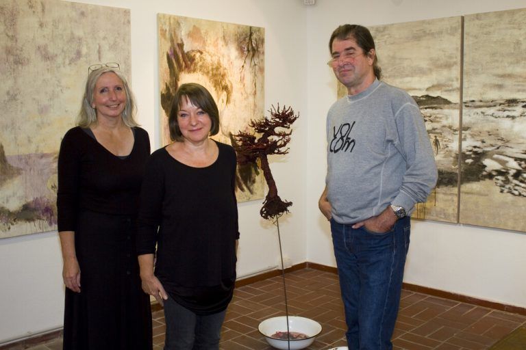 Künstlerin Sonia Gansterer (M.) mit Vorstand Christine Lingg und Harald Gfader. Franc