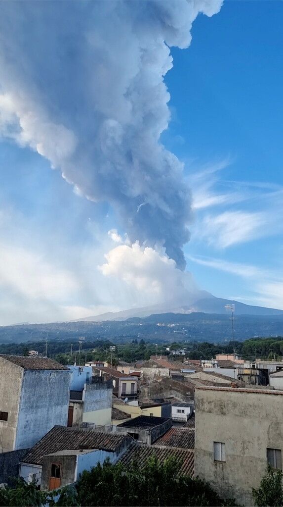 Nach rund drei Wochen Pause ist der Vulkan Ätna auf Sizilien wieder ausgebrochen. Eine Aschewolke stieg rund 9000 Meter auf. reuters
