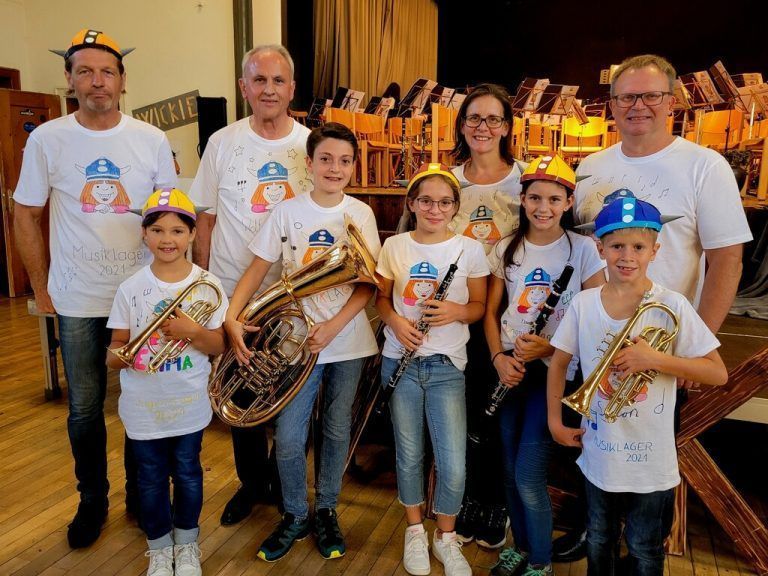 Nachwuchsarbeit beim MV Lochau: Stefan Nobis (Leiter der Jungmusik), Ehrenvorstand Wolfram Baldauf sowie die Jugendreferenten Michaela und Michael Schmid.