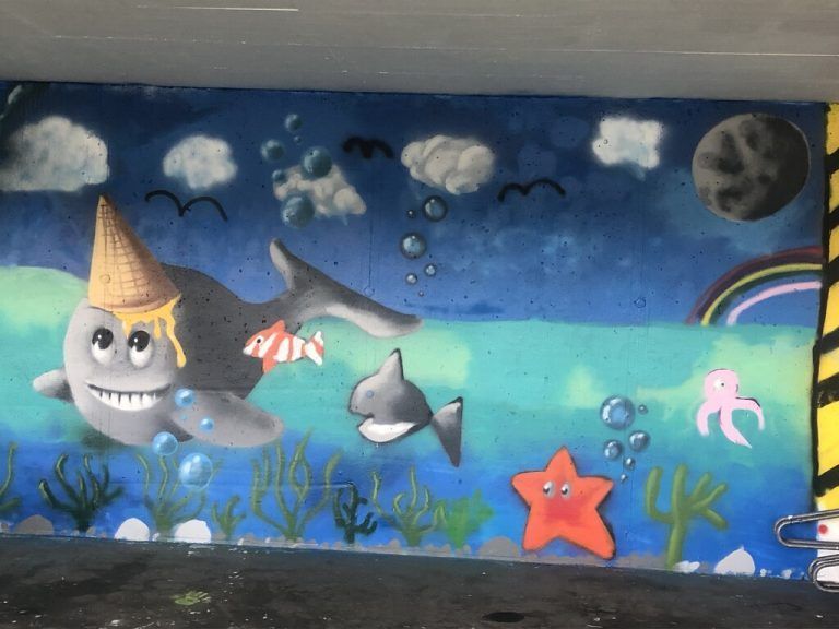 Originelle Kunstwerke zieren die Fahrradgarage.