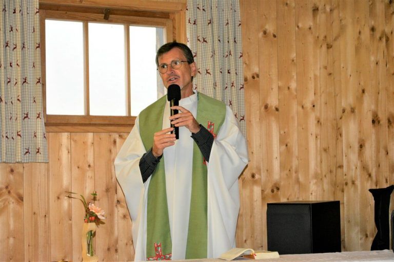 Pfarrer Christian Stranz hielt den Gottesdienst auf der Schwende.<span class="copyright">eh (2)</span>