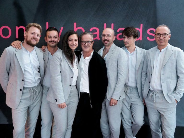 Regisseur Martin Gruber mit der Band des Aktionstheater Ensemble am Spielboden. sie
