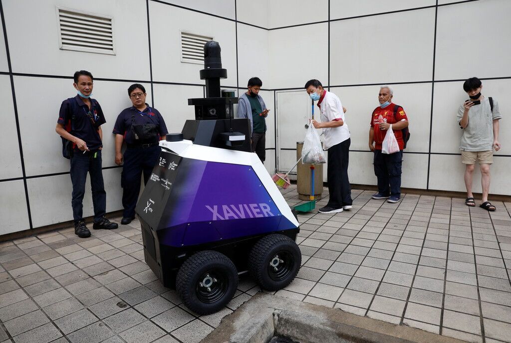 Polizei-Roboter patrouillieren in Singapurs Straßen