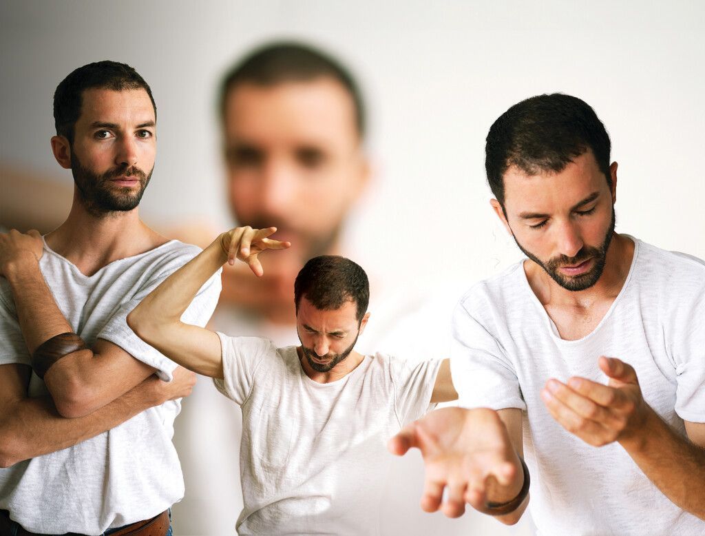 Solo-Performance über die Zustände des Bewegens
