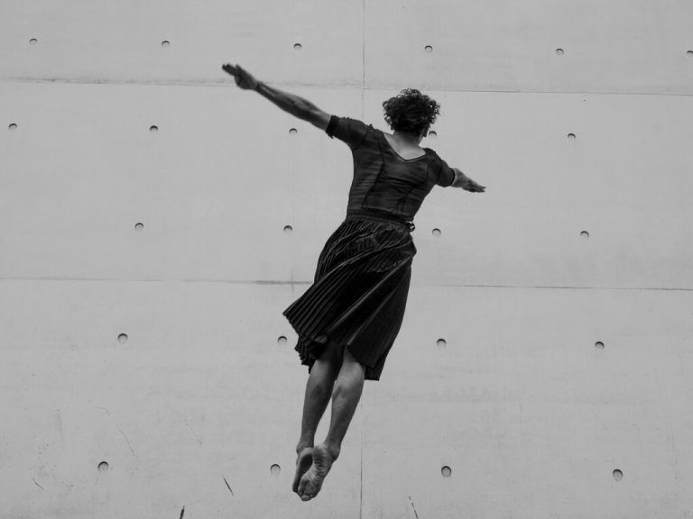 Tanzperformance „Gjurmët“von Blenard Azizaj im Kunsthaus Bregenz. ILIR TSOUKO