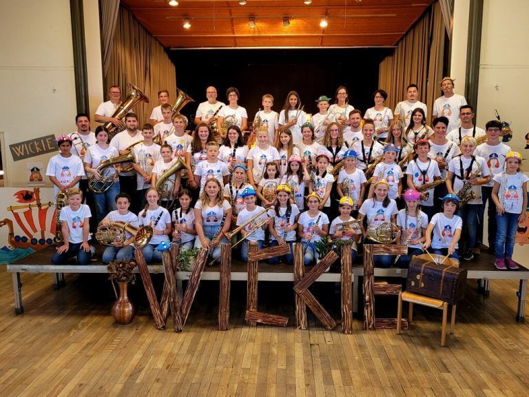 Unter der Gesamtleitung von Stefan Nobis feierten die Lochauer Jungmusik und ihre Betreuer den Abschluss des traditionellen Jugendlagers im Bregenzerwald mit einem bravourösen Konzert in der Lochauer Festhalle. <span class="copyright">bms/2</span>