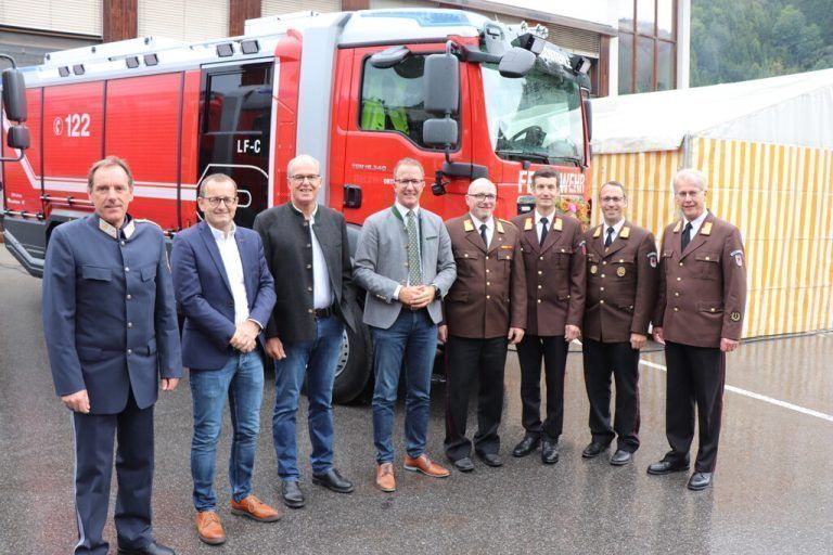 Vertreter des Landes, der Feuerwehr und der Gemeinde besichtigten das neue Feuerwehrauto.<span class="copyright">MEK</span>