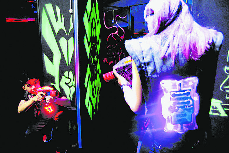 Spaß haben in der Funworld mit Bowling, Lasertag und Billard