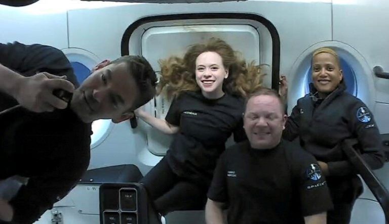 Während des All-Ausflugs vertrieben sich die Weltraumtouristen die Zeit unter anderem mit Gesprächen mit Schauspieler Tom Cruise oder SpaceX-Gründer Elon Musk.  Reuters