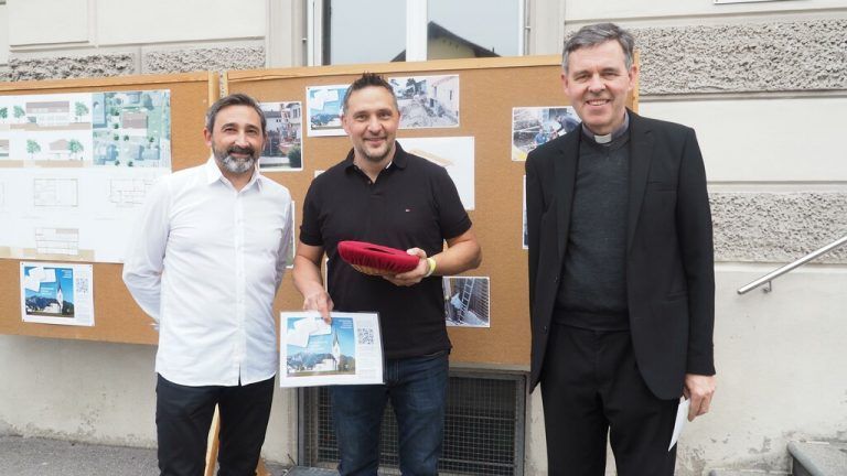 Wolfgang Ender (WIGI), Markus Kerbleder (Vorsitzender Pfarrgemeinderat) und Pater Peter Willi.