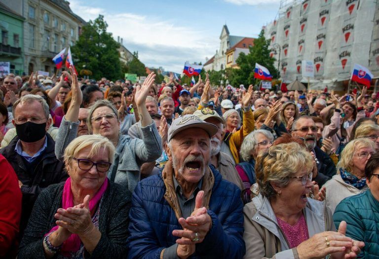 Zahlreiche Menschen haben in den slowakischen Städten Kosice (im Bild) und Bratislava gegen die Corona-Politik der Regierung demonstriert. AFP