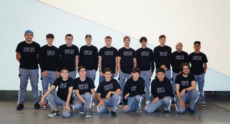 ZUMTOBEL begleitet 18 junge Menschen bei ihrem Start ins Berufsleben in den Lehrberufen Mechatroniker sowie Elektro-, Kunststoff- und IT-Systemtechniker.
