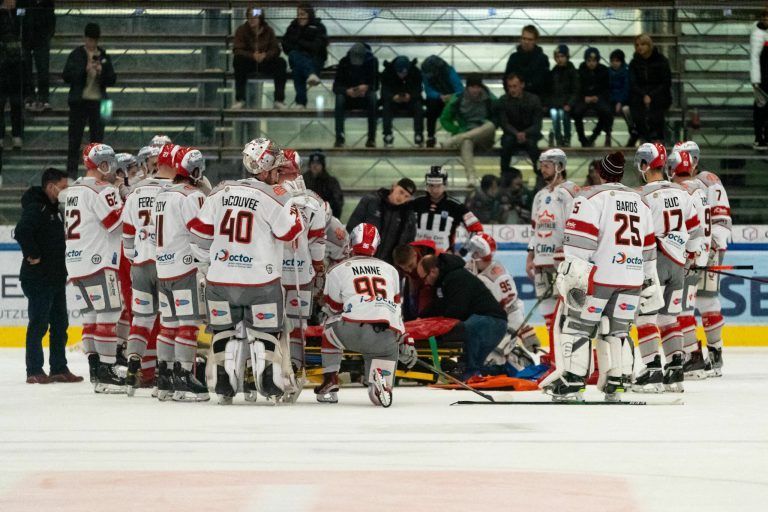 Die Cracks von Bratislava bildeten einen Kreis um Boris Sádecký, während sich die Erstretter um das Leben des Spielers bemühten. <span class="copyright">VN-Stiplovsek</span>