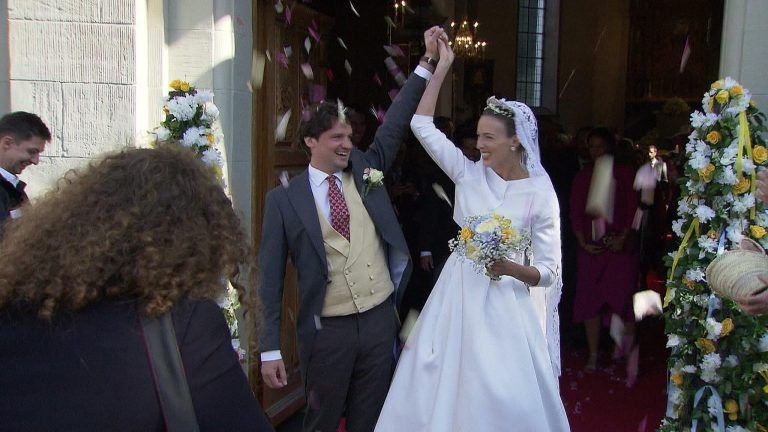Jubel für das frischvermählte Brautpaar Tatjana Waldburg-Zeil und Philipp Eisl vor der Pfarrkirche St. Karl in Hohenems. orf