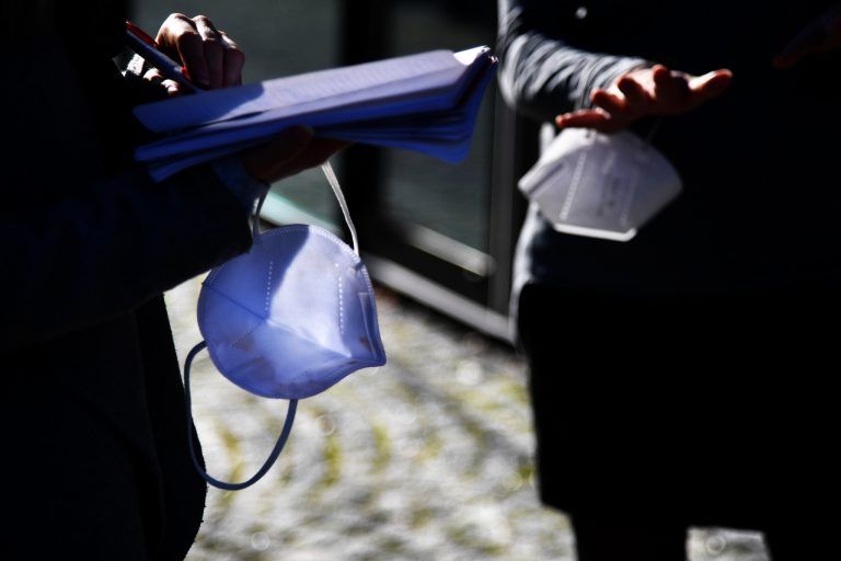 3G-Kontrollen und der verstärkte Einsatz von FFP2-Masken bei Kontakt mit Kunden und Kollegen soll Corona in Betrieben weitestgehend stoppen. APA