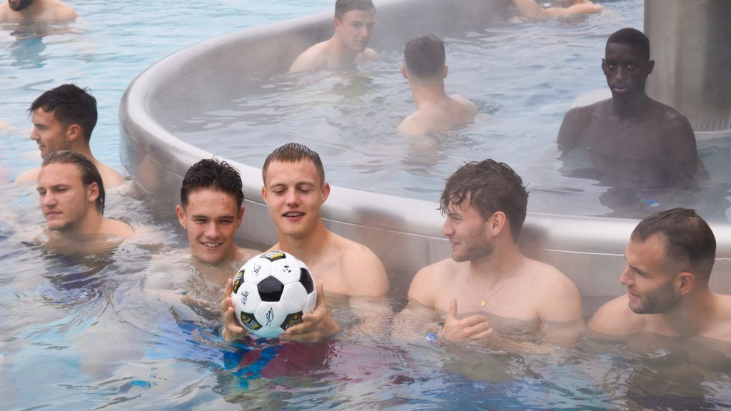 Nach dem LASK-Sieg gingen die Altacher Kicker baden