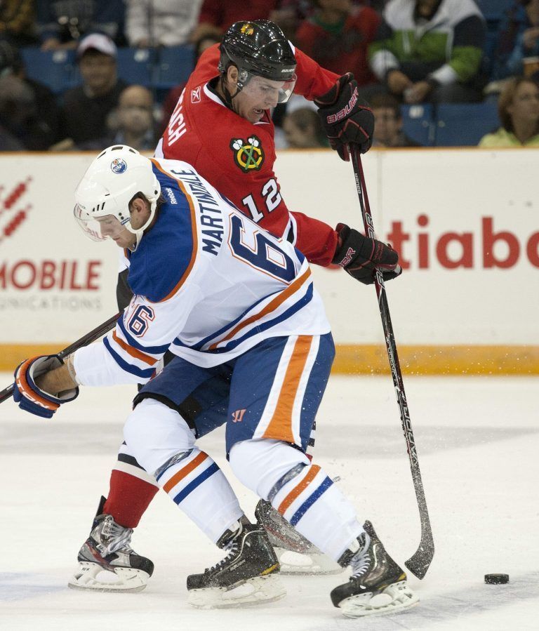 Kyle Beach im Dress der Chicago Blackhawks bei einem Vorbereitungsspiel 2011 gegen die Edmonton Oilers.