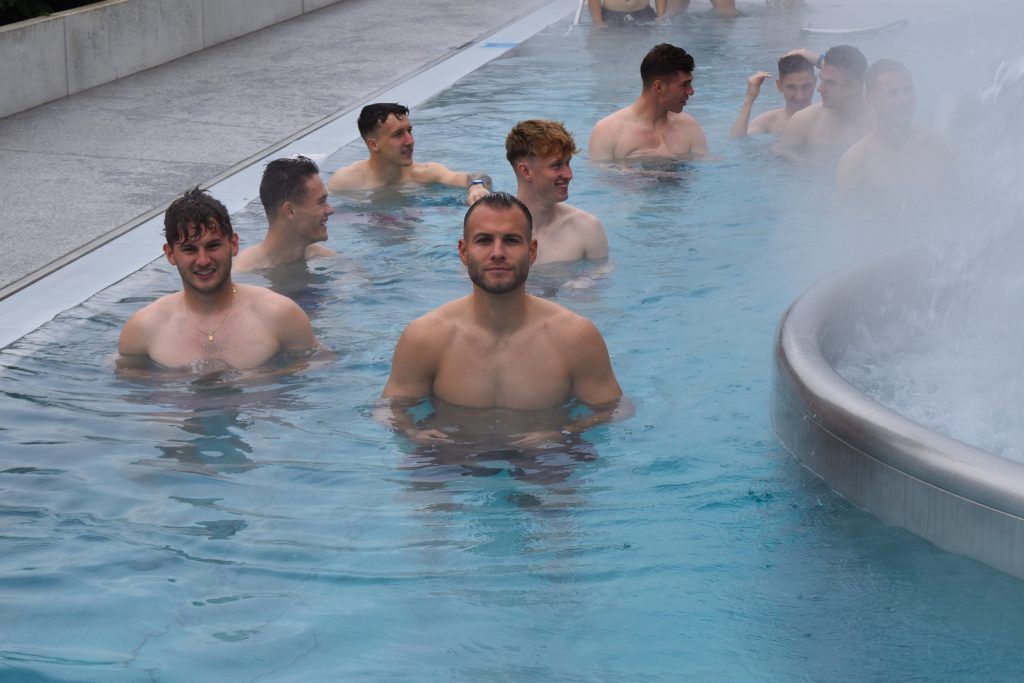 Nach dem LASK-Sieg gingen die Altacher Kicker baden
