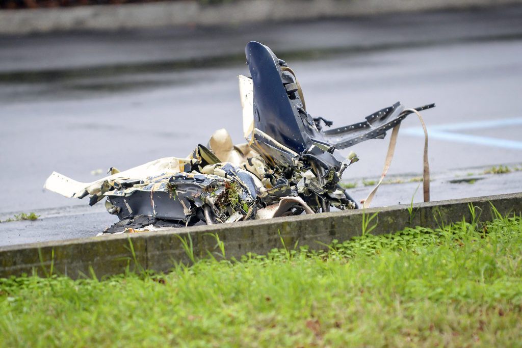 Kleinflugzeug kracht in Gebäude