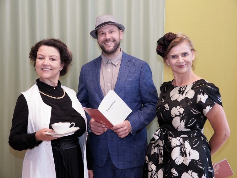 Schauspielerin Yasmin Ritter als Fanni Amann, Geschäftsführer ARGE Dreiklang Marcus Naumann und die künstlerische Leiterin Renate Bauer. Sigrid Juen