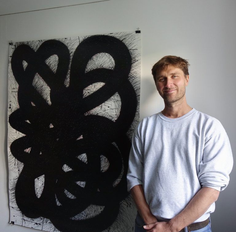 Der Vorarlberger Künstler Rouven Dürr mit einer seiner großformatigen Zeichnungen in der Galerie .Z in Hard. r. sagmeister
