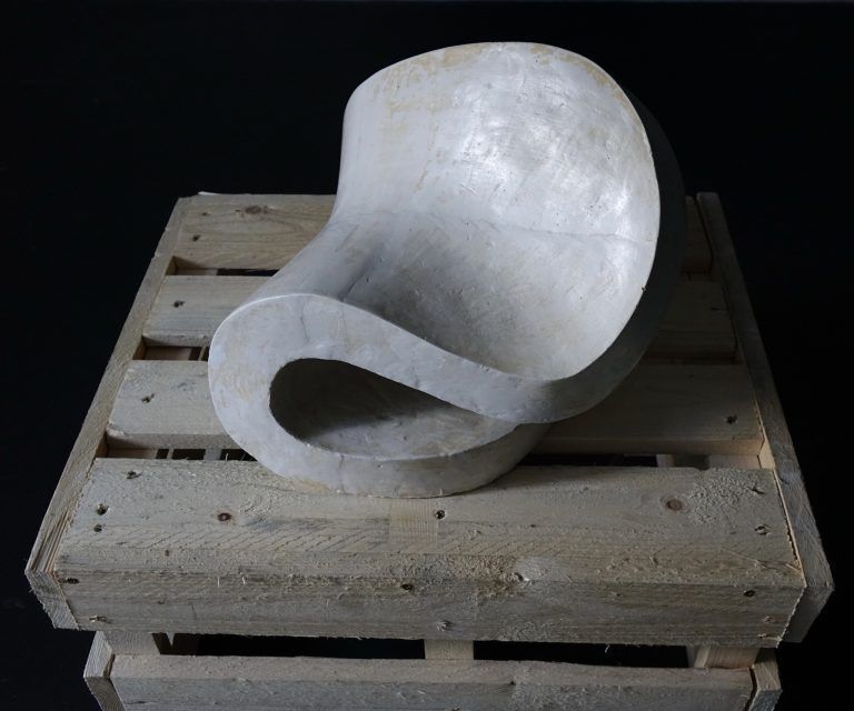 Mit den Zeichnungen verzahnt: Skulptur von Rouven Dürr.